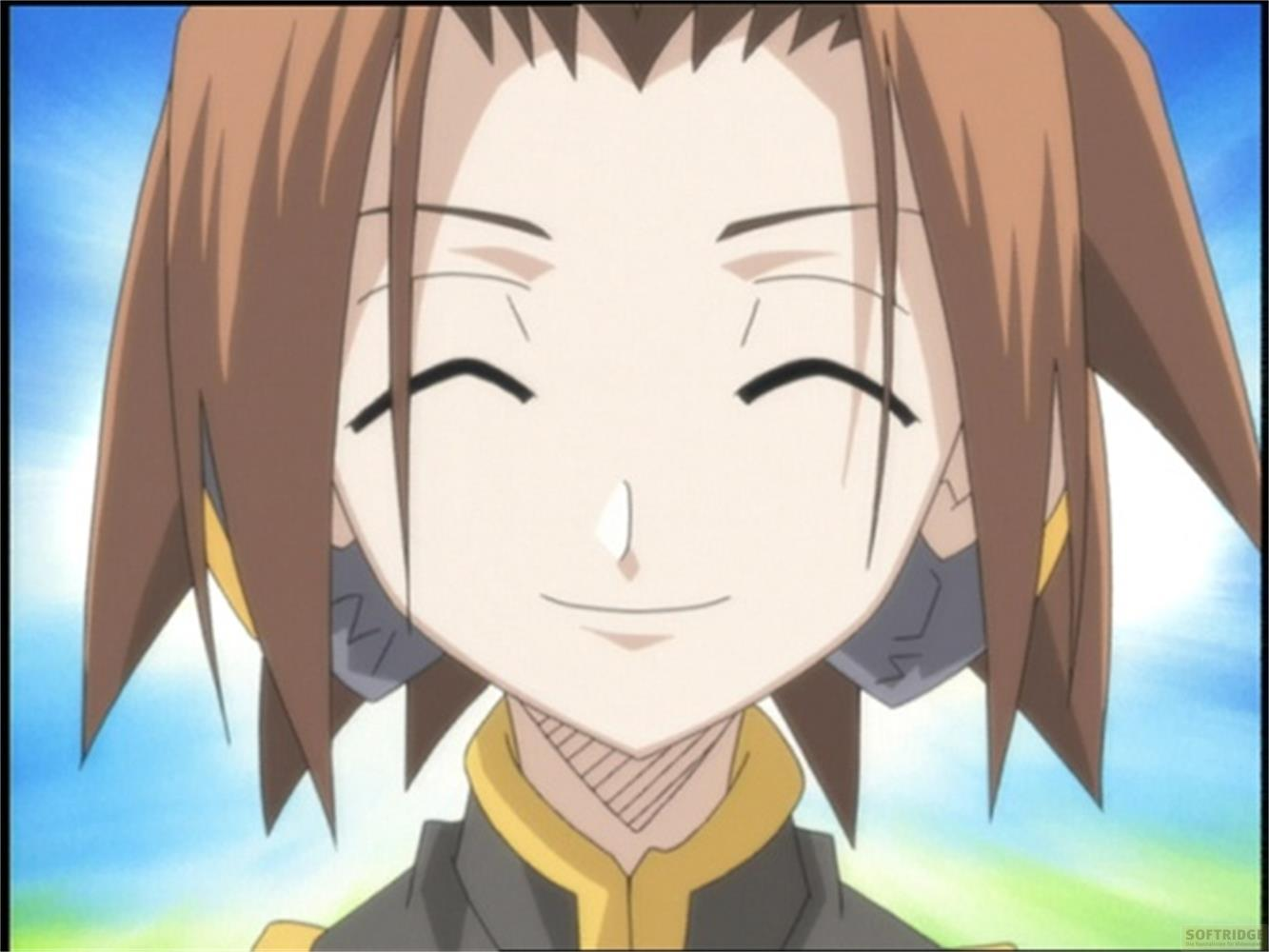 Ein Anime-Charakter mit braunen Haaren lächelt im Freien unter blauem Himmel.