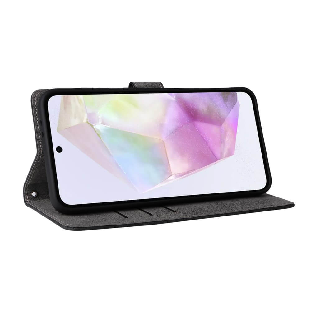 Uno smartphone in una custodia a libro grigia con uno sfondo di cristallo colorato.