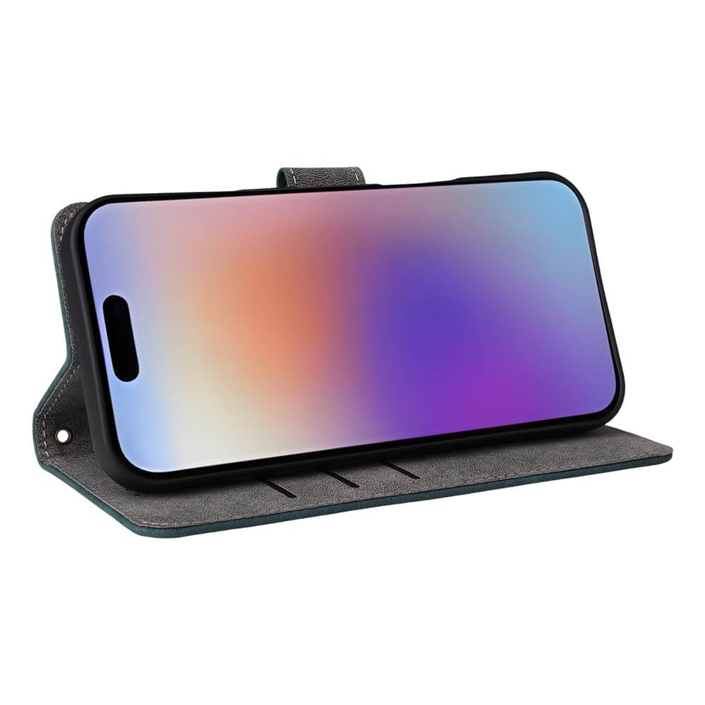 Uno smartphone in custodia verde scuro con display colorato.