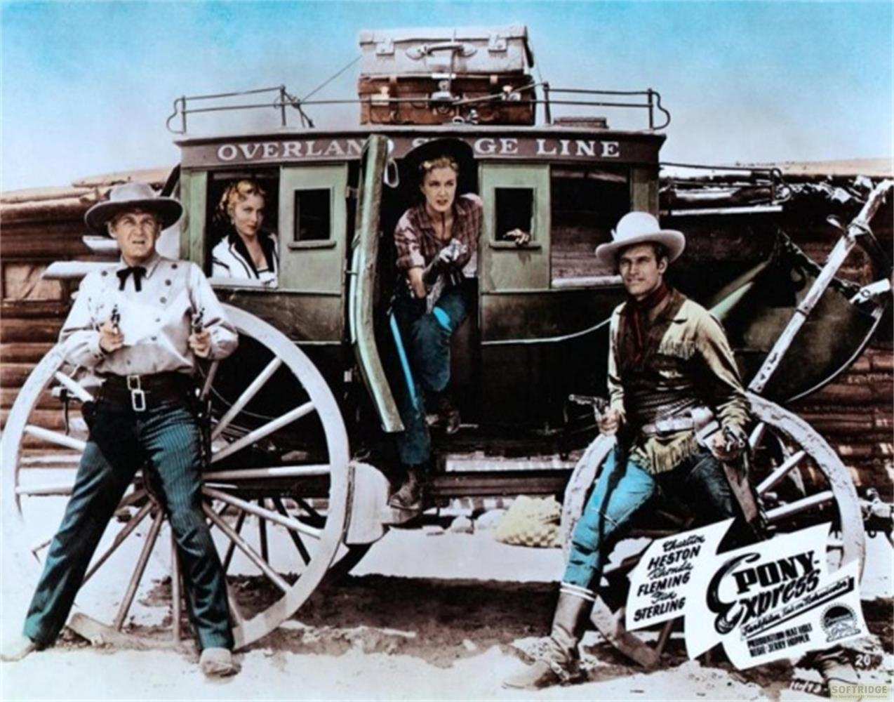 Scena western con diligenza, uomini armati e donne sullo sfondo.