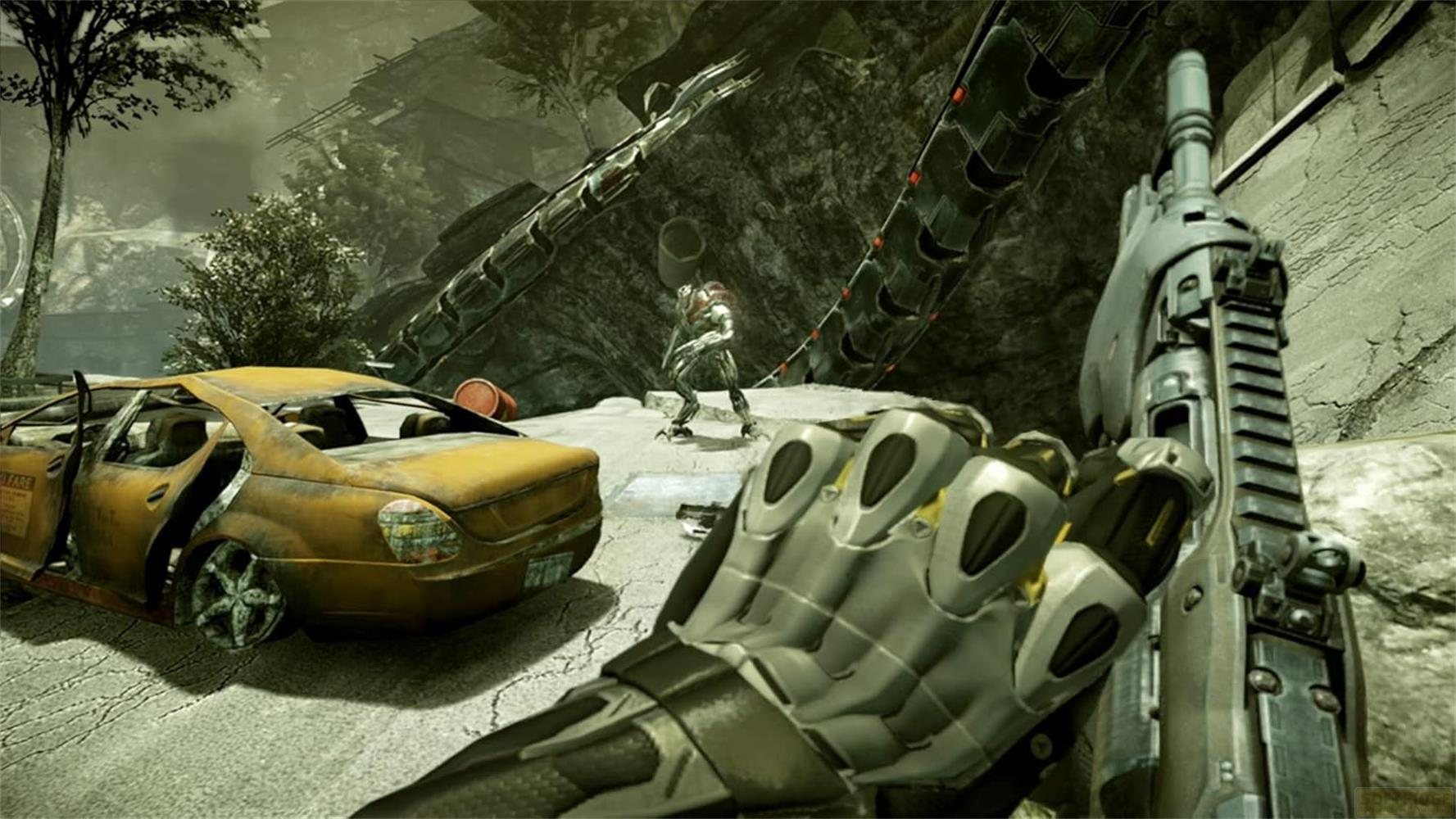 Un joueur tient une arme dans une scène post-apocalyptique avec une voiture jaune et un alien.