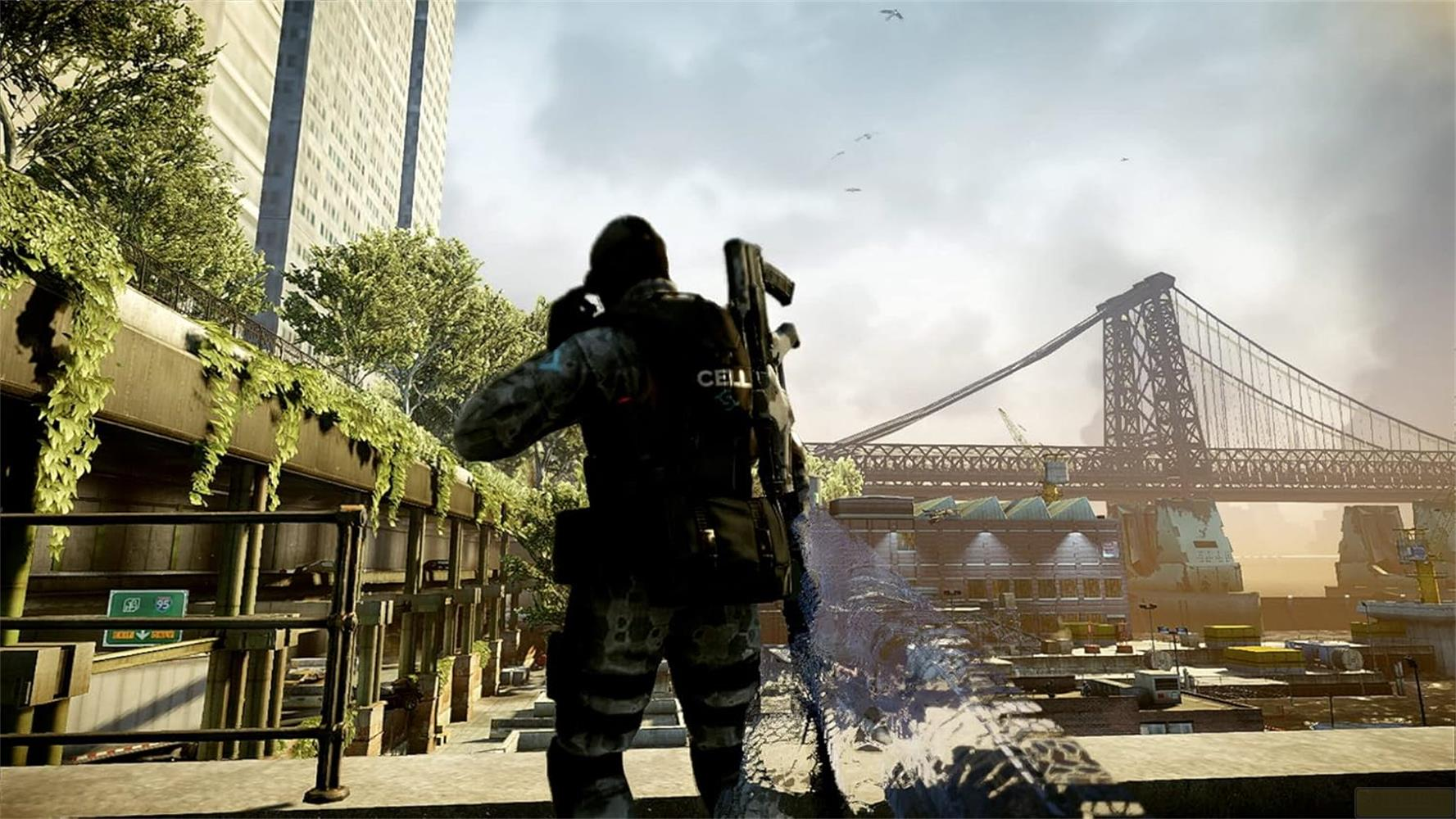 Soldat avec arme regarde pont et ville sous ciel nuageux.