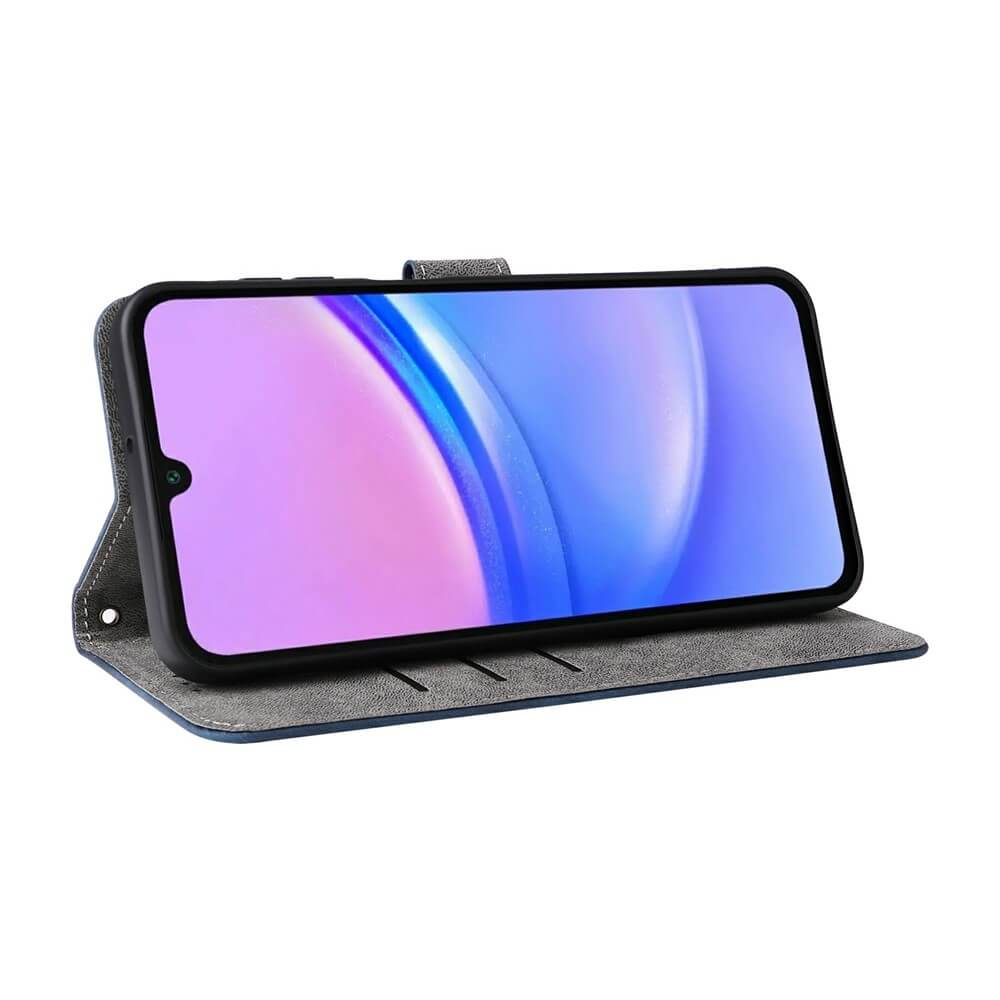 Uno smartphone in una custodia grigia aperta con interno blu.