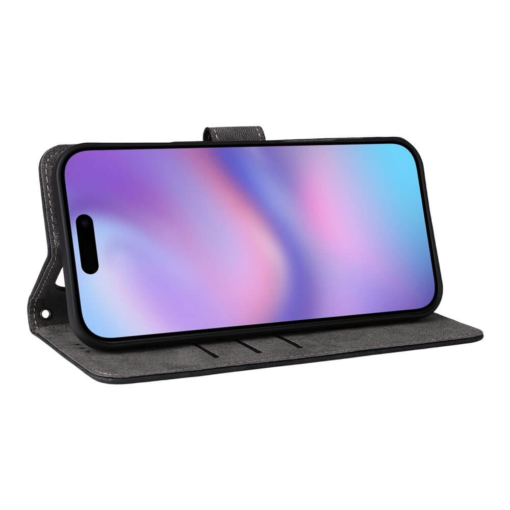 Uno smartphone in una custodia grigia, in piedi, con uno sfondo colorato.