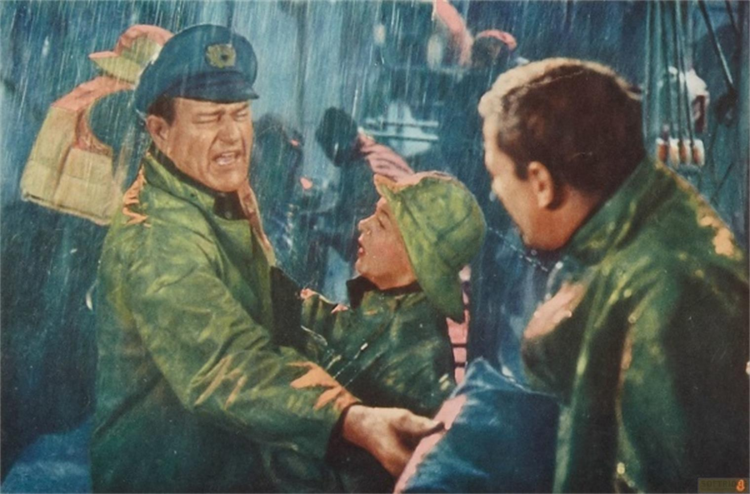 Männer in Regenmänteln und Hüten auf einem Boot im Regen.