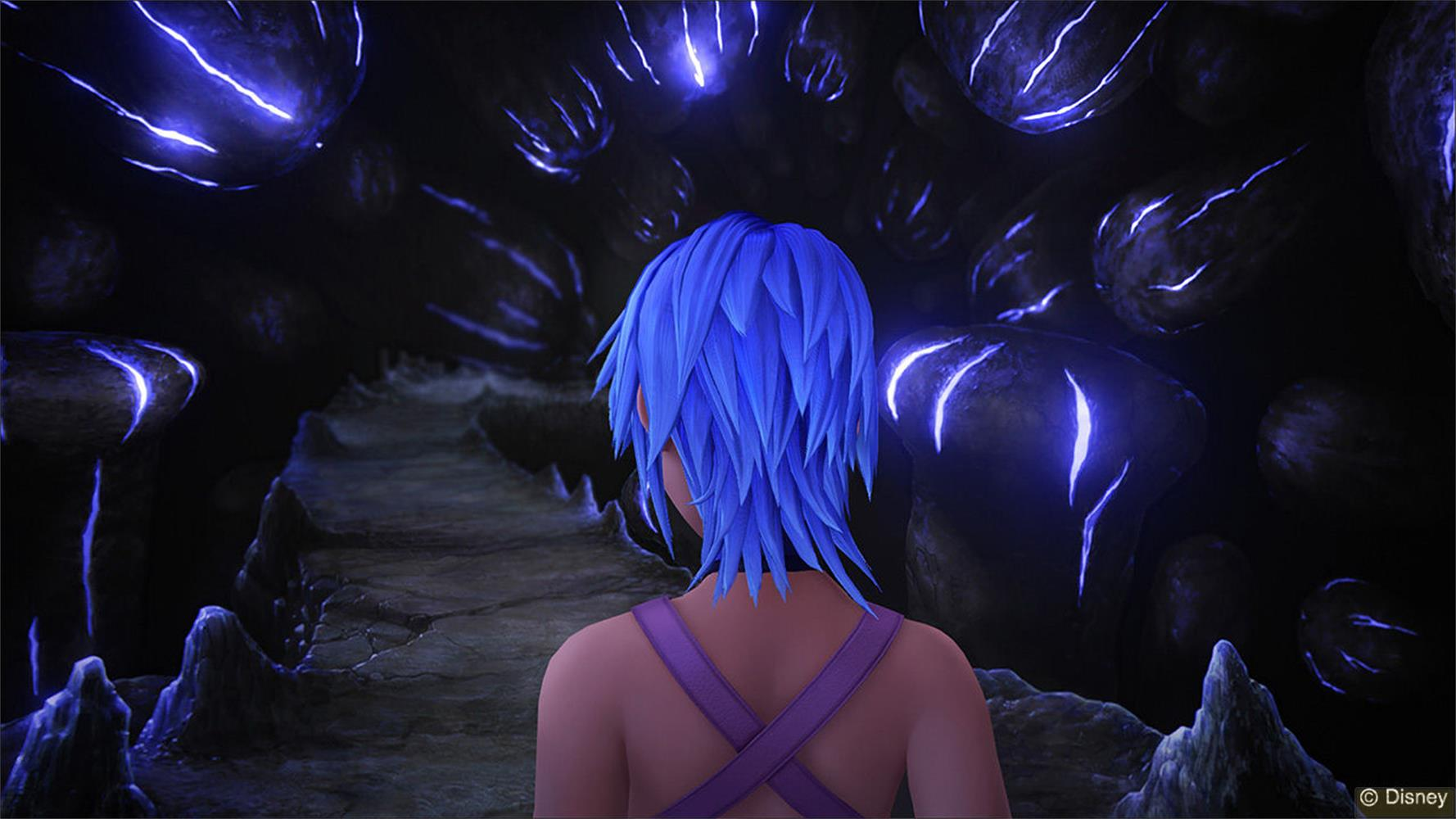 Une personne aux cheveux bleus se tient dans une grotte sombre avec des cristaux bleus lumineux.