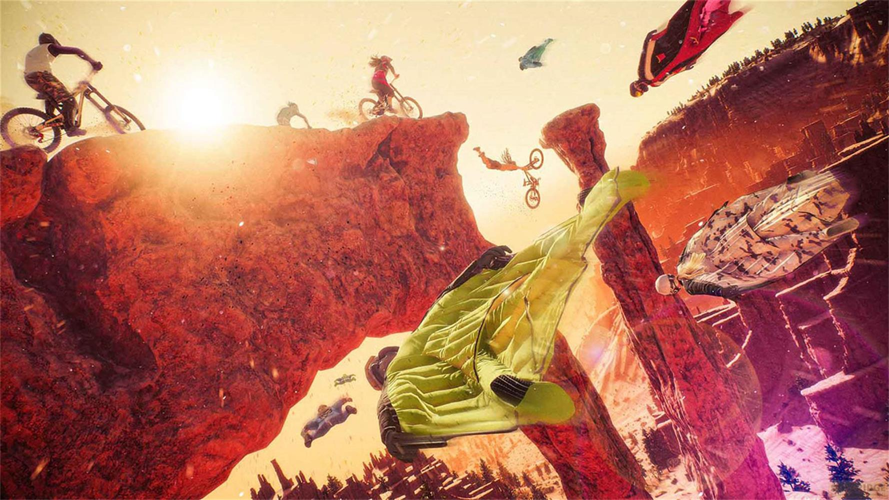 Sportler springen mit Wingsuits und Downhill-Bikes von roten Felsen in sonniger Schlucht.