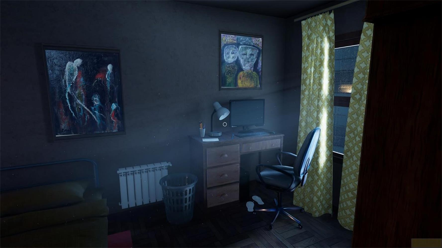 Ein dunkles Zimmer mit einem Schreibtisch, Computermonitor, Lampe, Mülleimer und zwei Bildern.