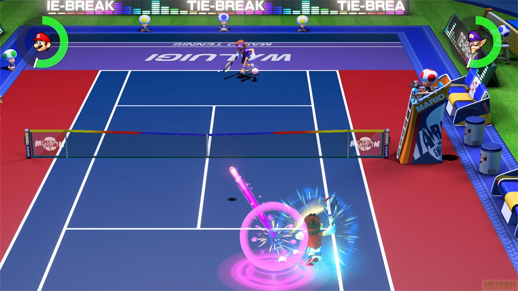 Mario e Luigi giocano a tennis. Un giocatore sta per colpire.