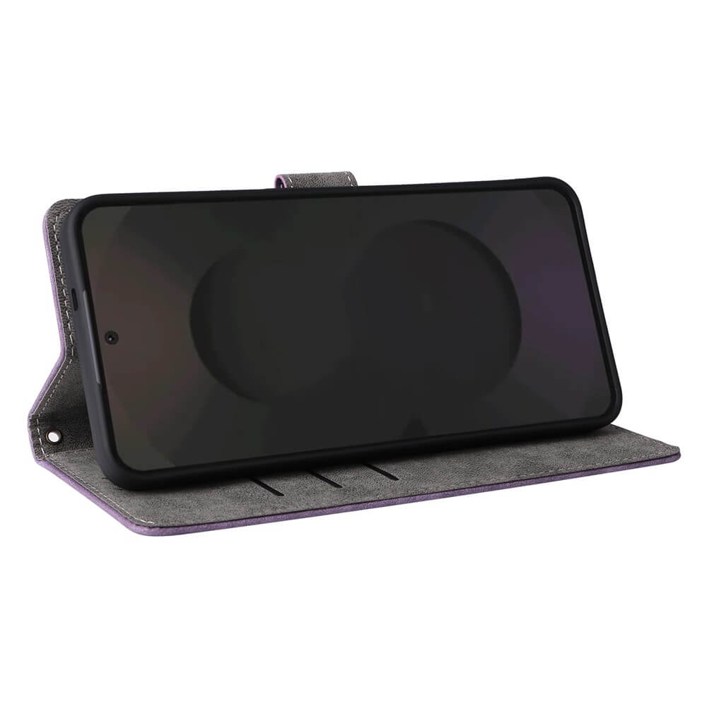 Custodia grigia per telefono con finiture viola, uno smartphone vi riposa.