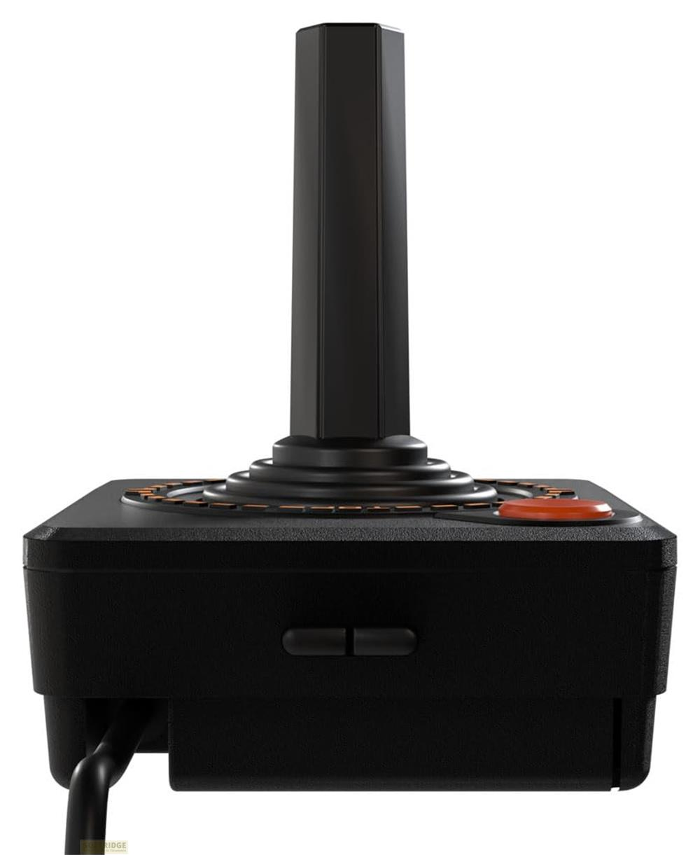 Czarny joystick z czerwonym przyciskiem i ośmiokątnym uchwytem.