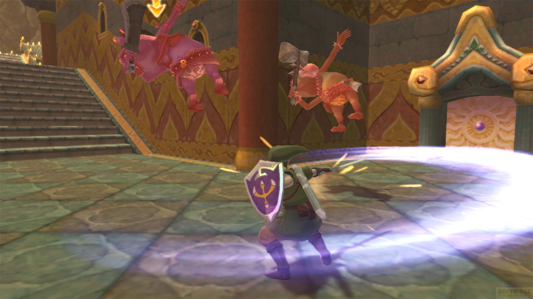 Link combatte due nemici in una stanza grandiosa con scale e colonne.