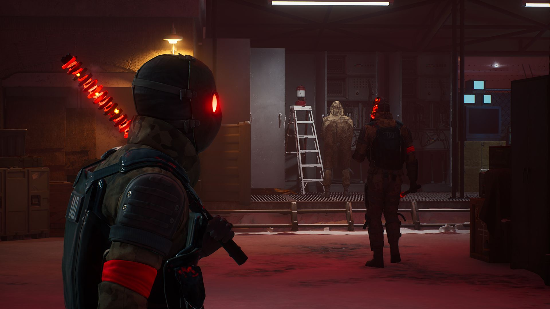 Dwóch żołnierzy w mundurach maskujących z czerwonymi światłami w hali fabrycznej ze drabinami i skrzyniami.