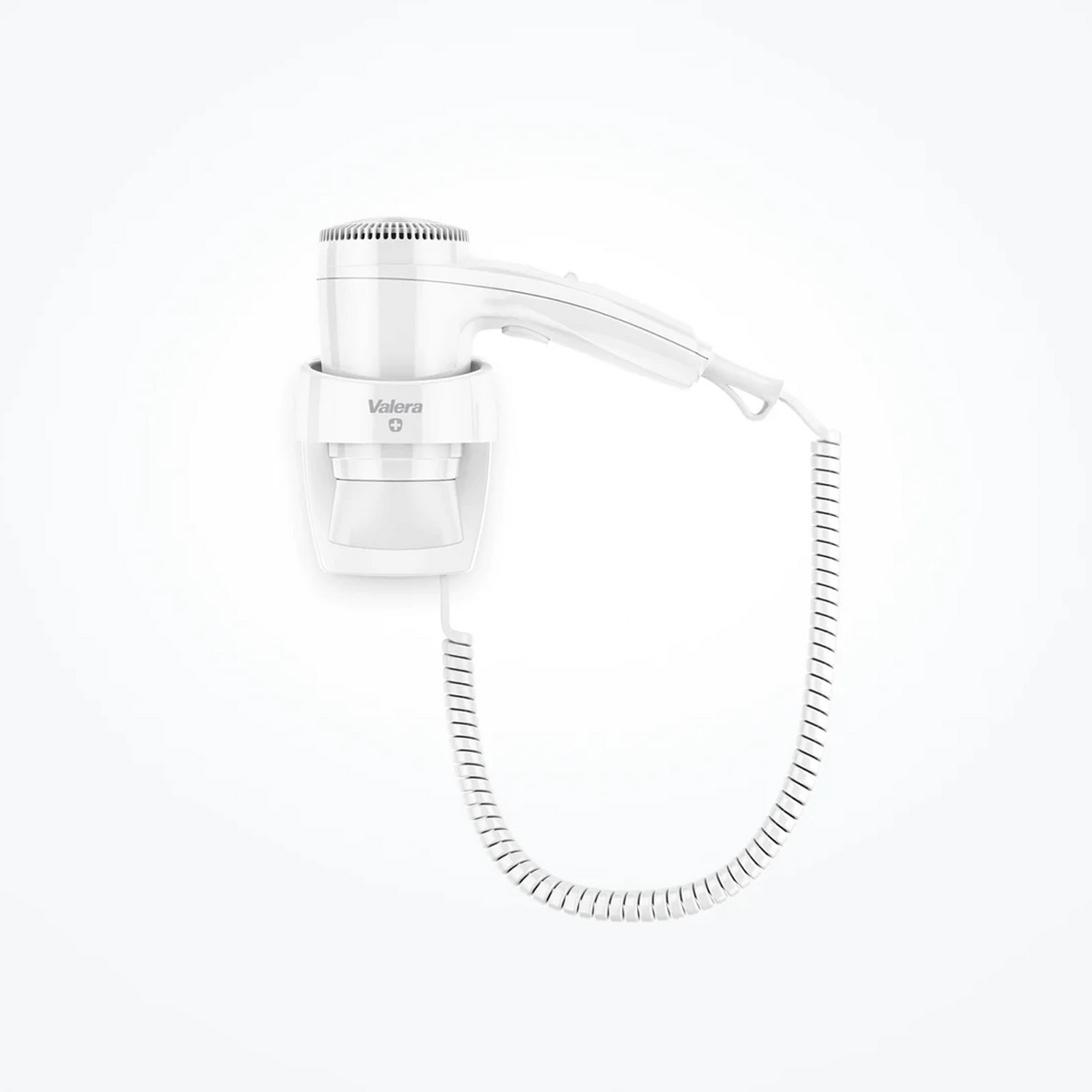 Biała suszarka do włosów ze spiralnym kablem zamontowana na uchwycie ściennym.