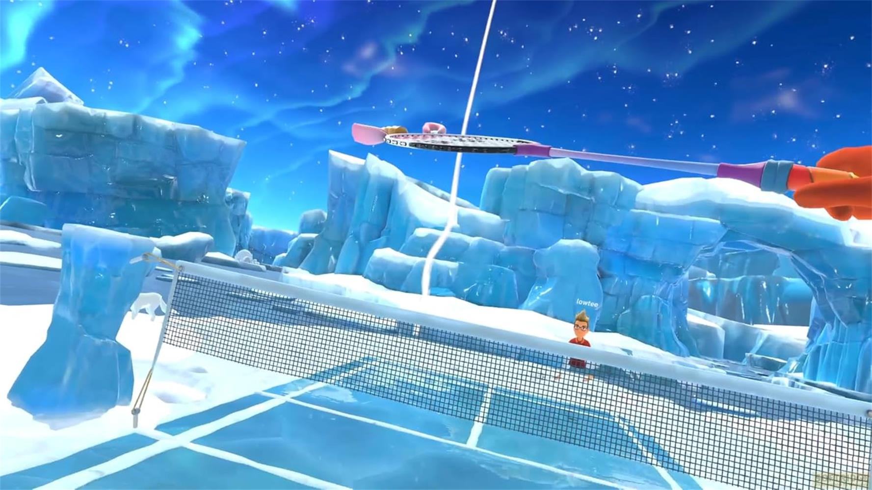 Partita di tennis gelida con aurora boreale e un giocatore in primo piano.