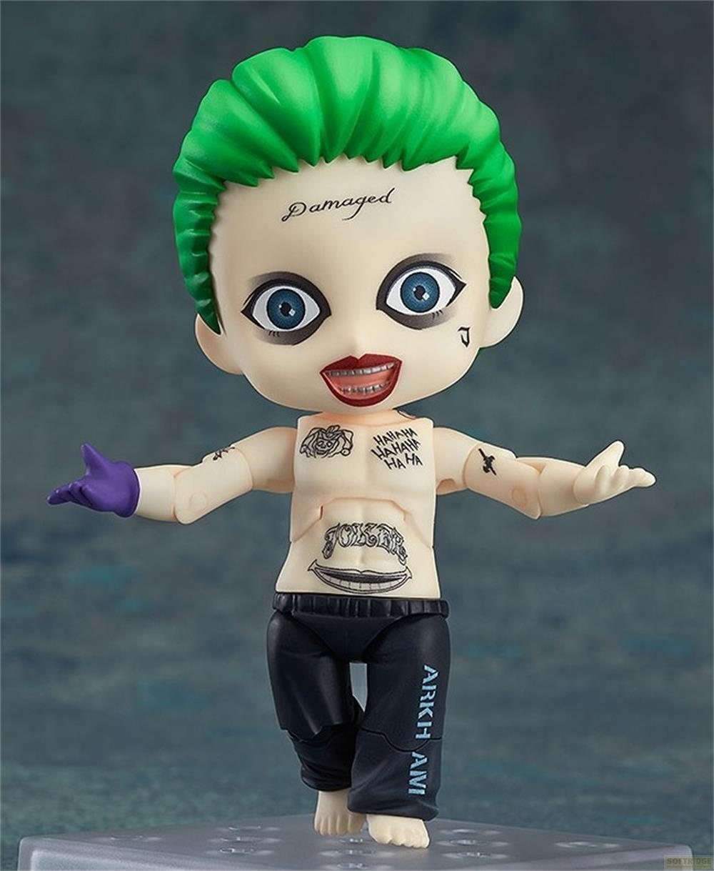Una figura del Joker con capelli verdi, tatuaggi e guanto viola.