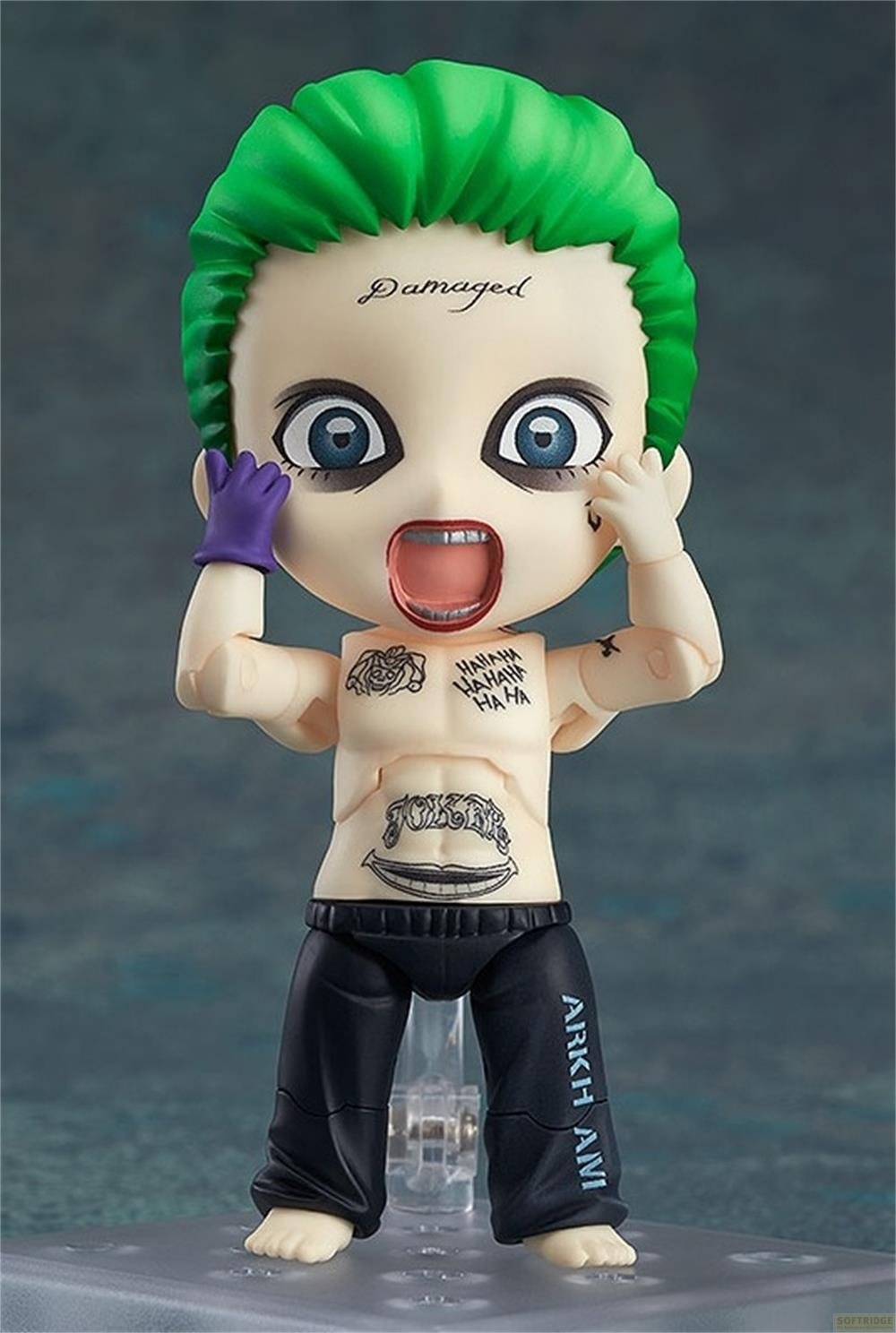 Figura del Joker con capelli verdi, tatuaggio 'Damaged' sulla fronte.