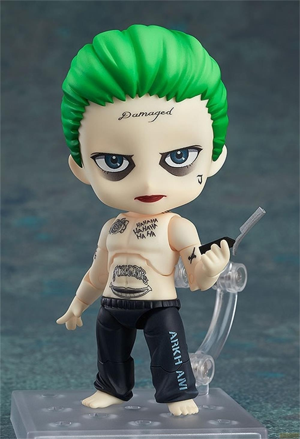 Una figura del Joker con capelli verdi, tatuaggi e un rasoio.
