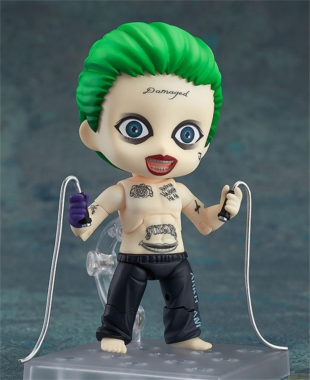 Una figura Nendoroid del Joker con capelli verdi, tatuaggi e "Damaged" sulla fronte.