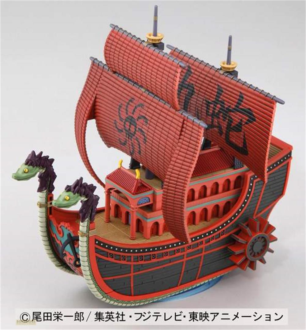 Un modèle détaillé d'un navire asiatique avec des voiles rouges et des têtes de dragon.