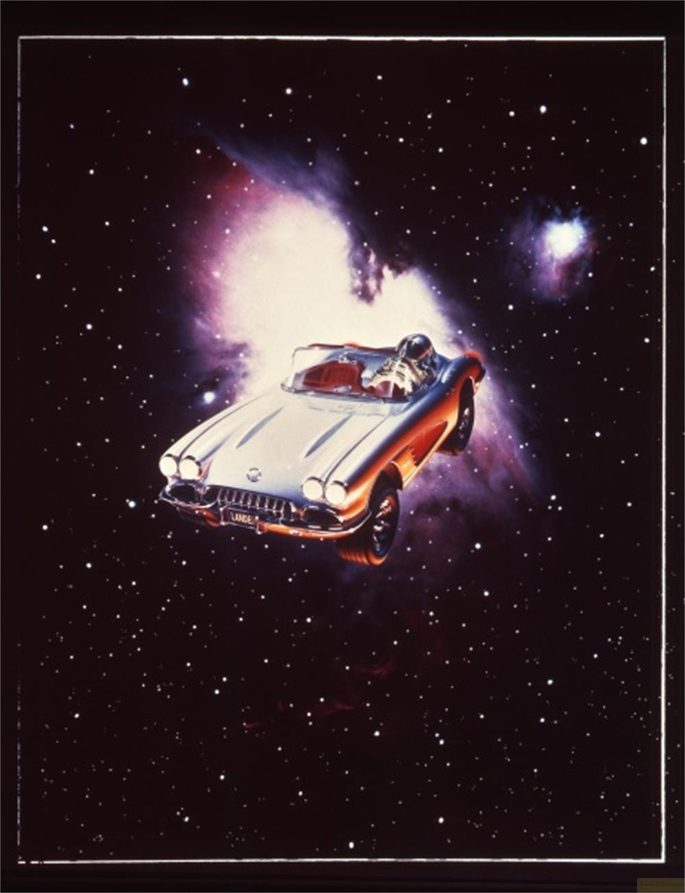Une voiture classique argentée flotte dans l'espace, avec des étoiles et des nébuleuses.