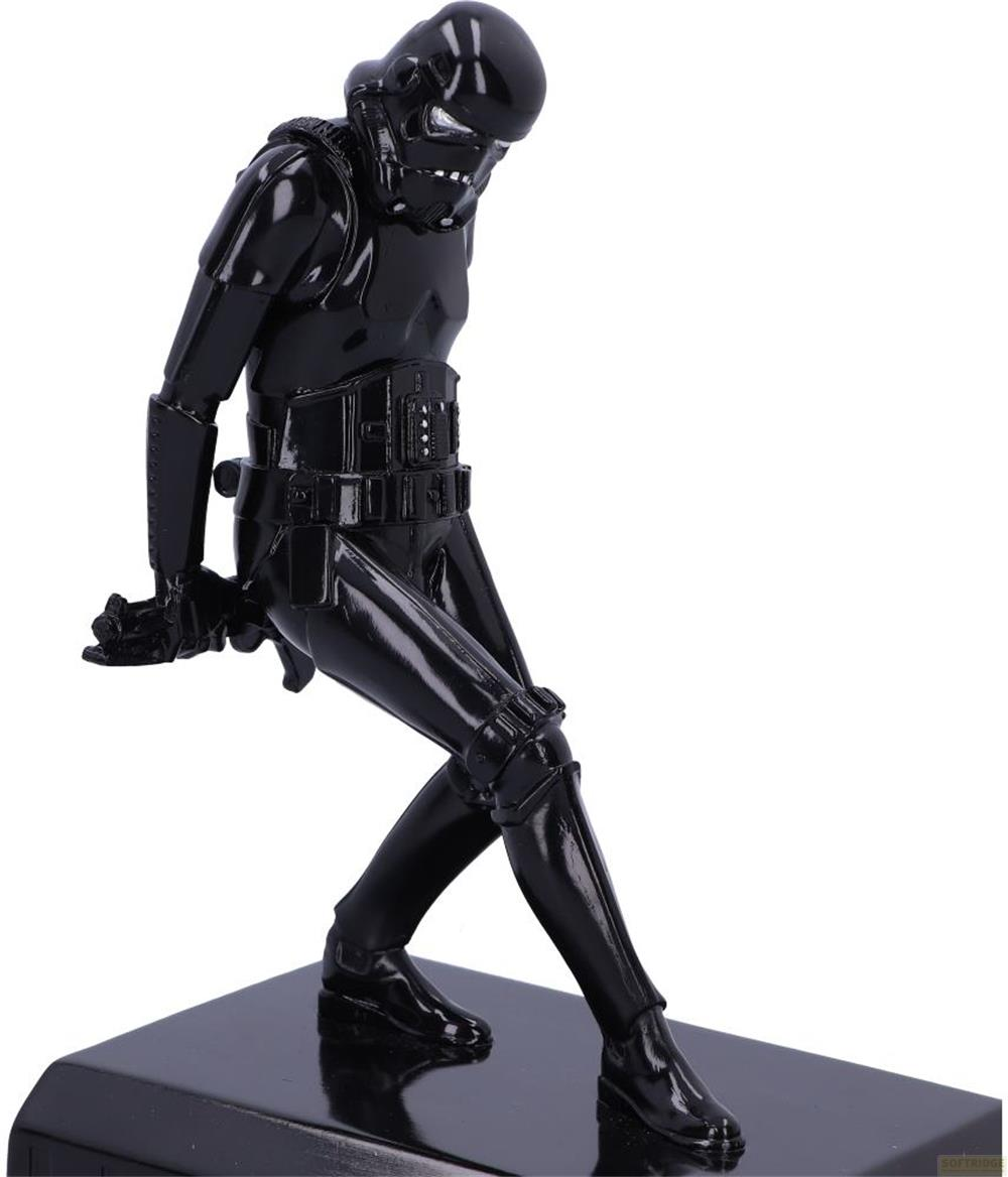 Schwarze Sturmtruppler-Figur in Pose auf schwarzem Sockel.