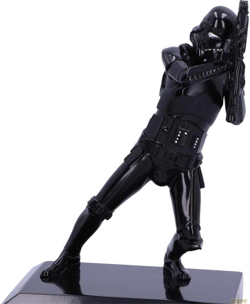 Schwarze Star Wars-Figur mit Gewehr in dynamischer Pose auf schwarzer Basis.