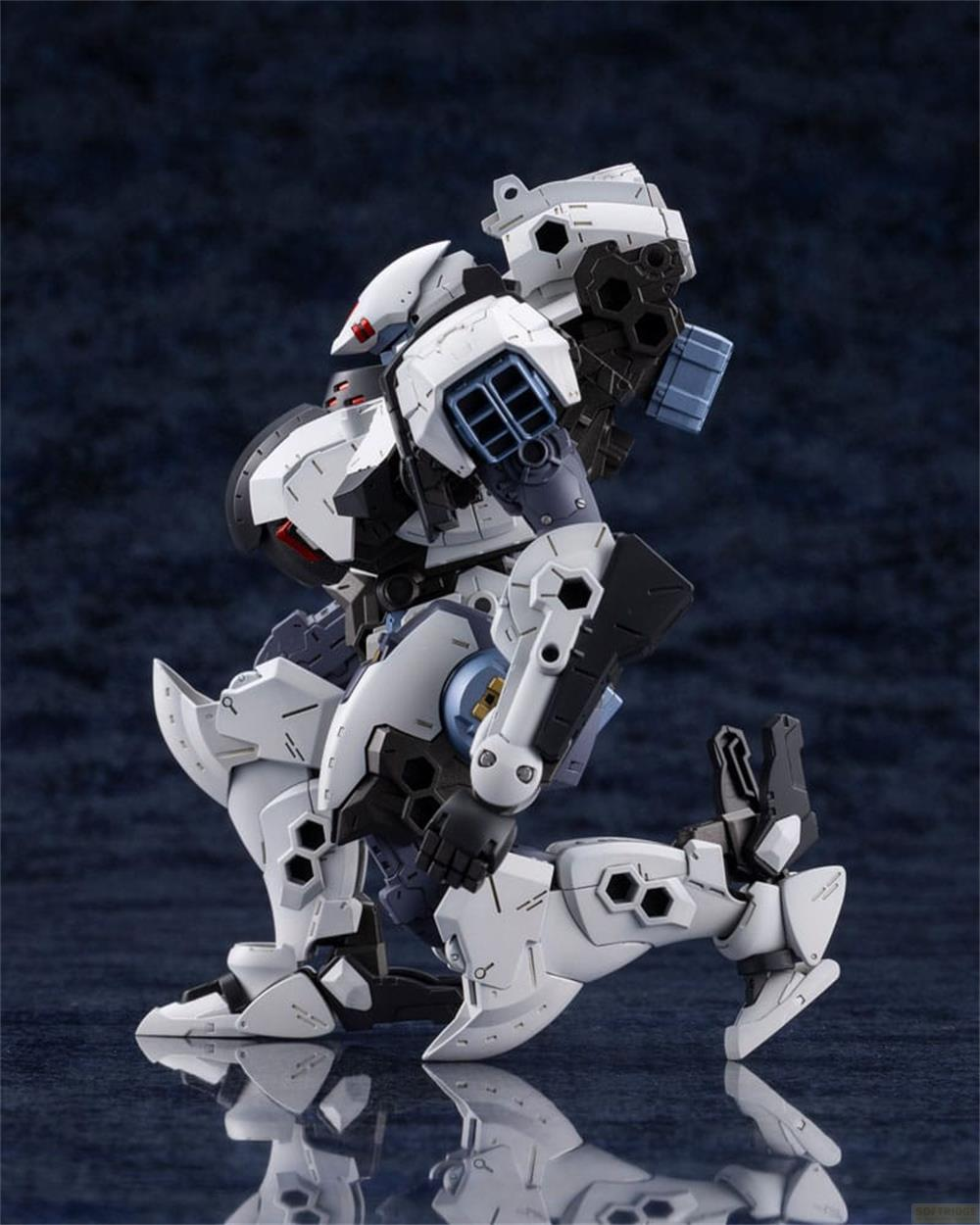Un robot da combattimento bianco e grigio è in ginocchio su una superficie liscia e riflettente.