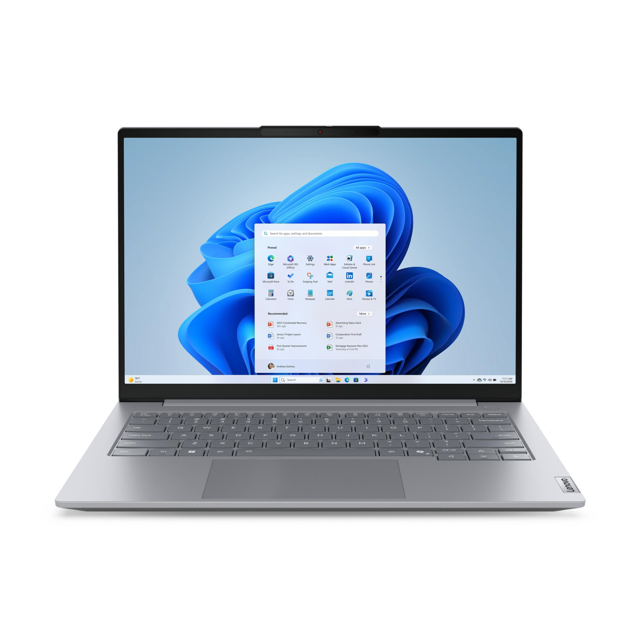 Srebrny laptop z systemem Windows 11 i otwartym menu Start. Widoczna klawiatura i touchpad.