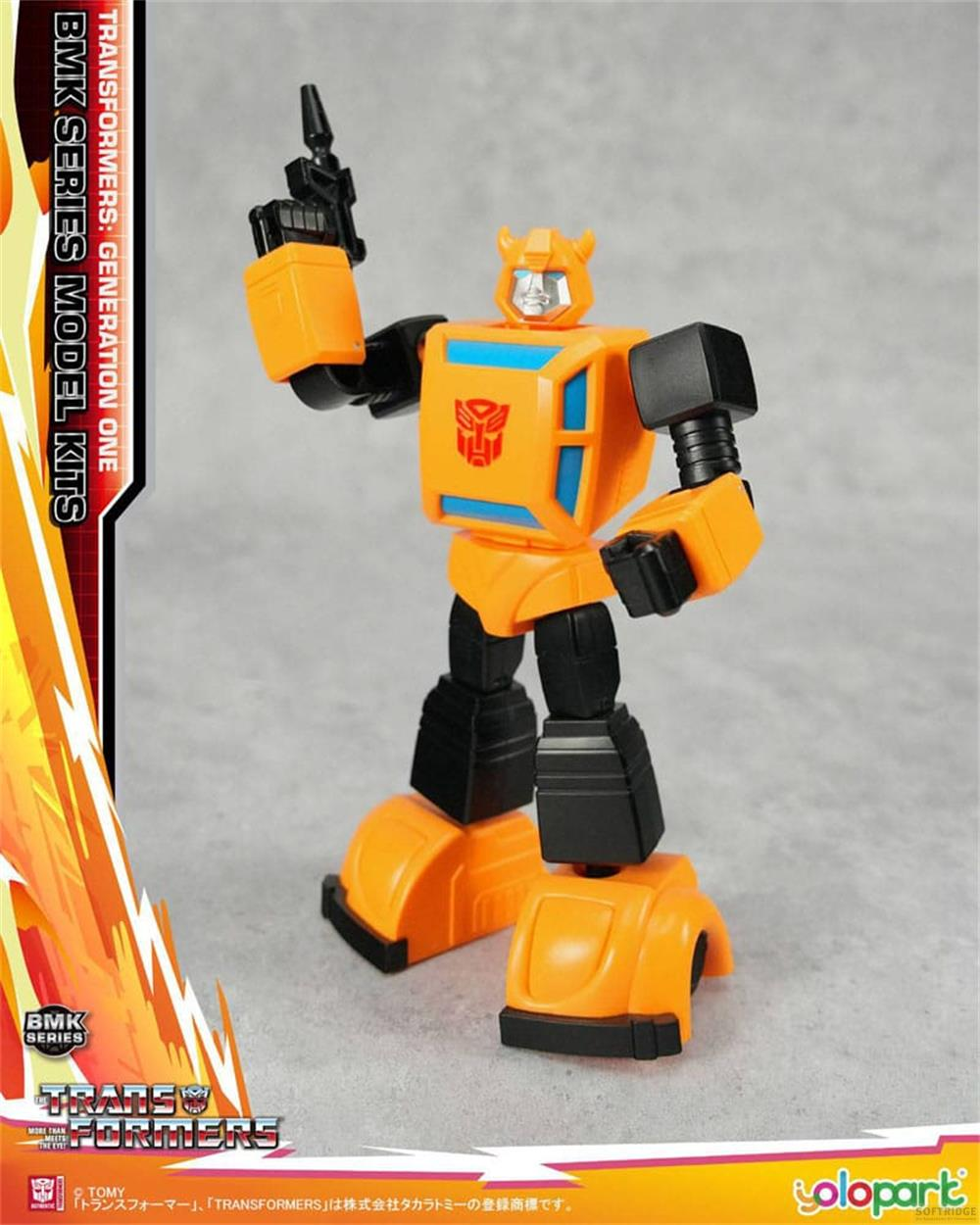 Figurine Transformer orange avec accents bleus et armes.