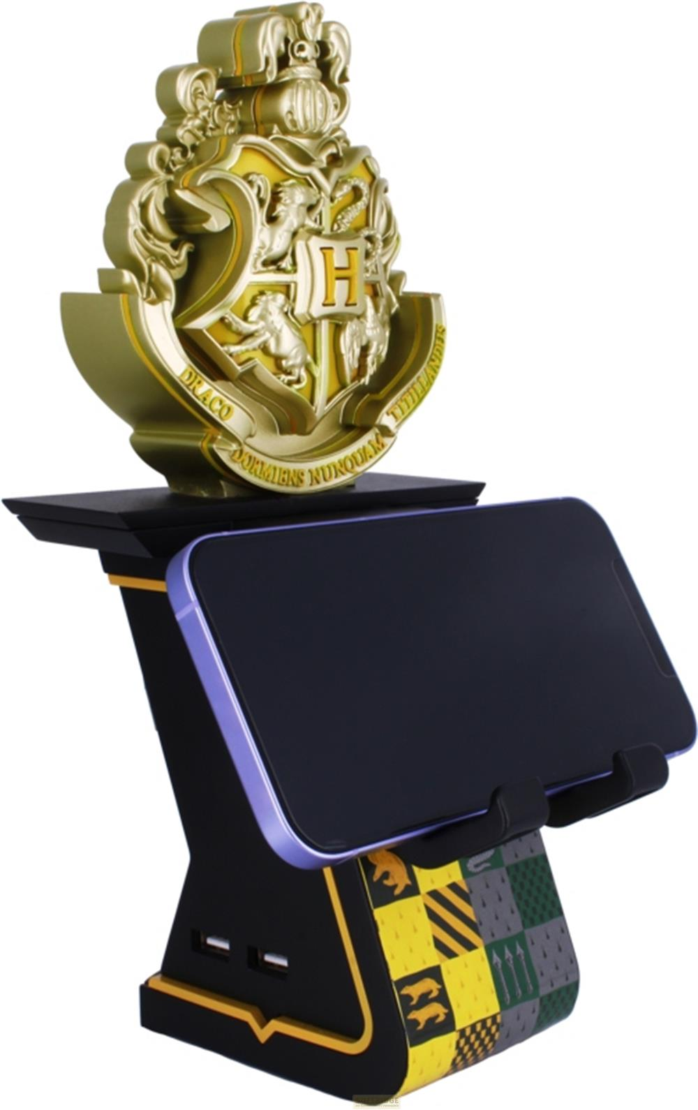 Un telefono poggia su un supporto con lo stemma di Hogwarts e il motivo Grifondoro.