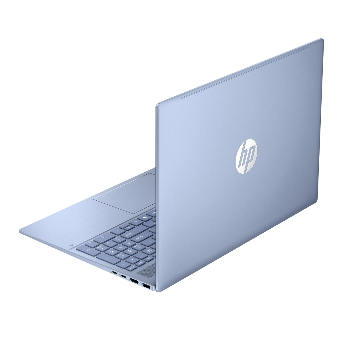 Un portátil HP azul claro, visto desde atrás a la izquierda, mostrando teclado y logo.