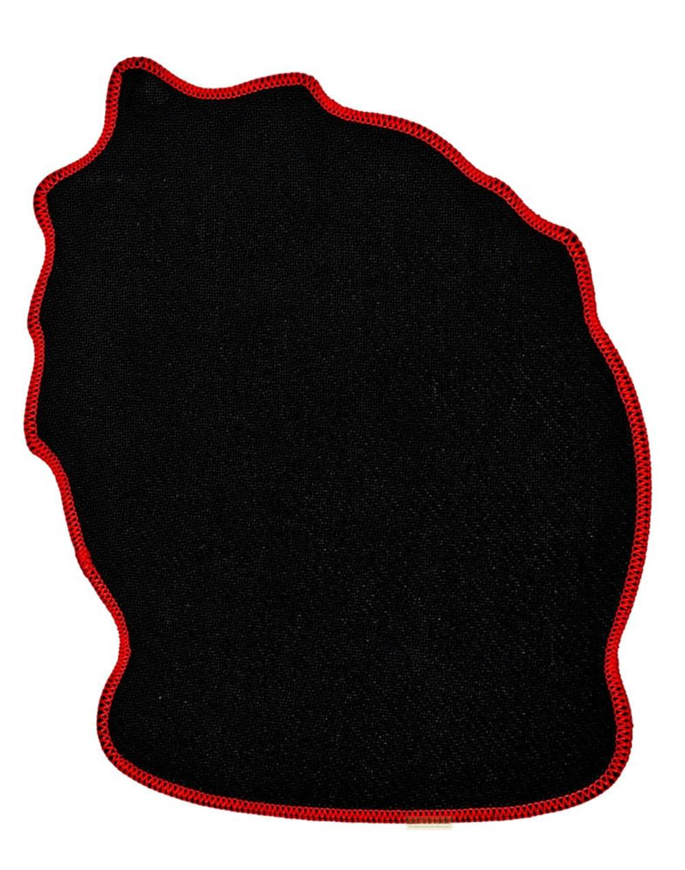 Schwarzer Teppich in unregelmäßiger Form mit rotem Rand.