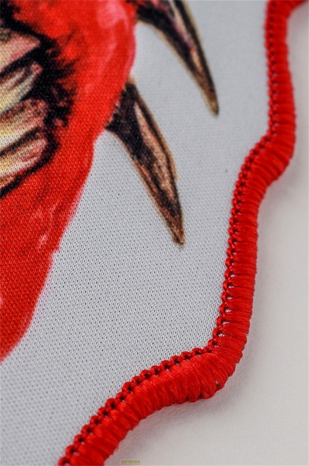Roter Stoffrand mit Stickerei, Nahaufnahme eines roten Vogels.