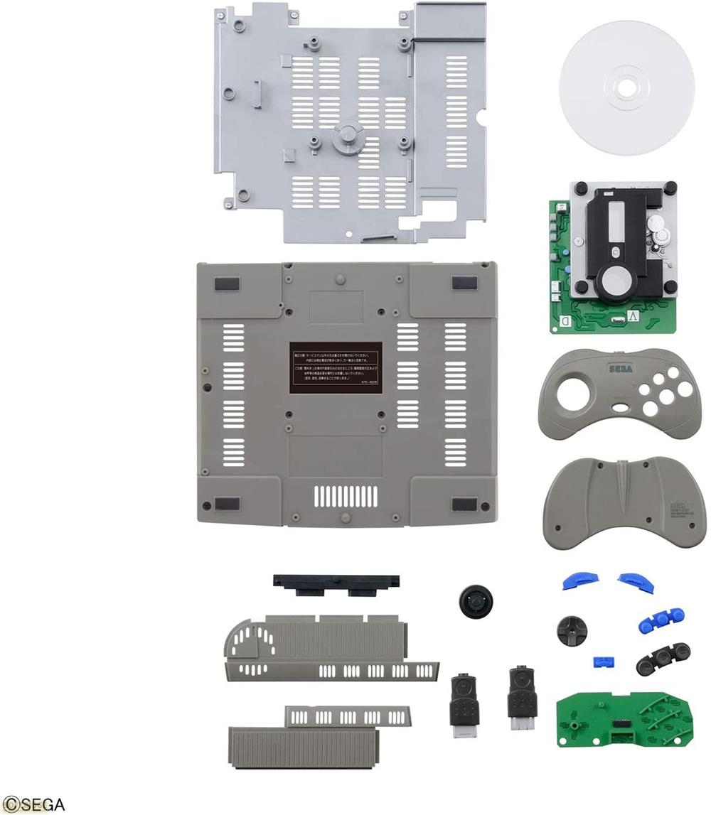 Einzelteile einer grauen Spielkonsole, Controller und CD.