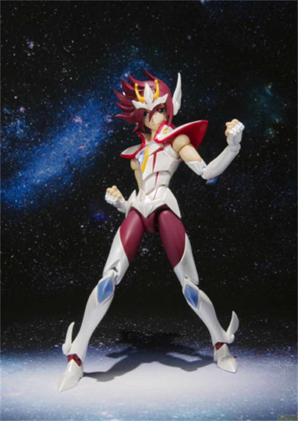 Una action figure in armatura bianca e rossa si erge nello spazio su sfondo stellato.