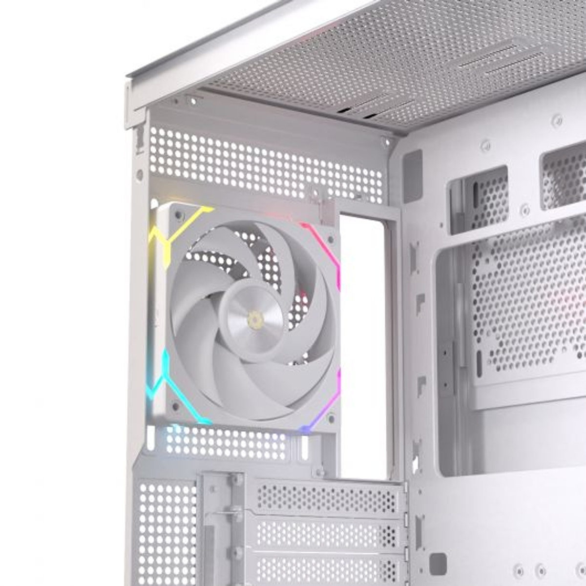 Un ventilador de PC blanco con iluminación RGB dentro de una caja de PC blanca.