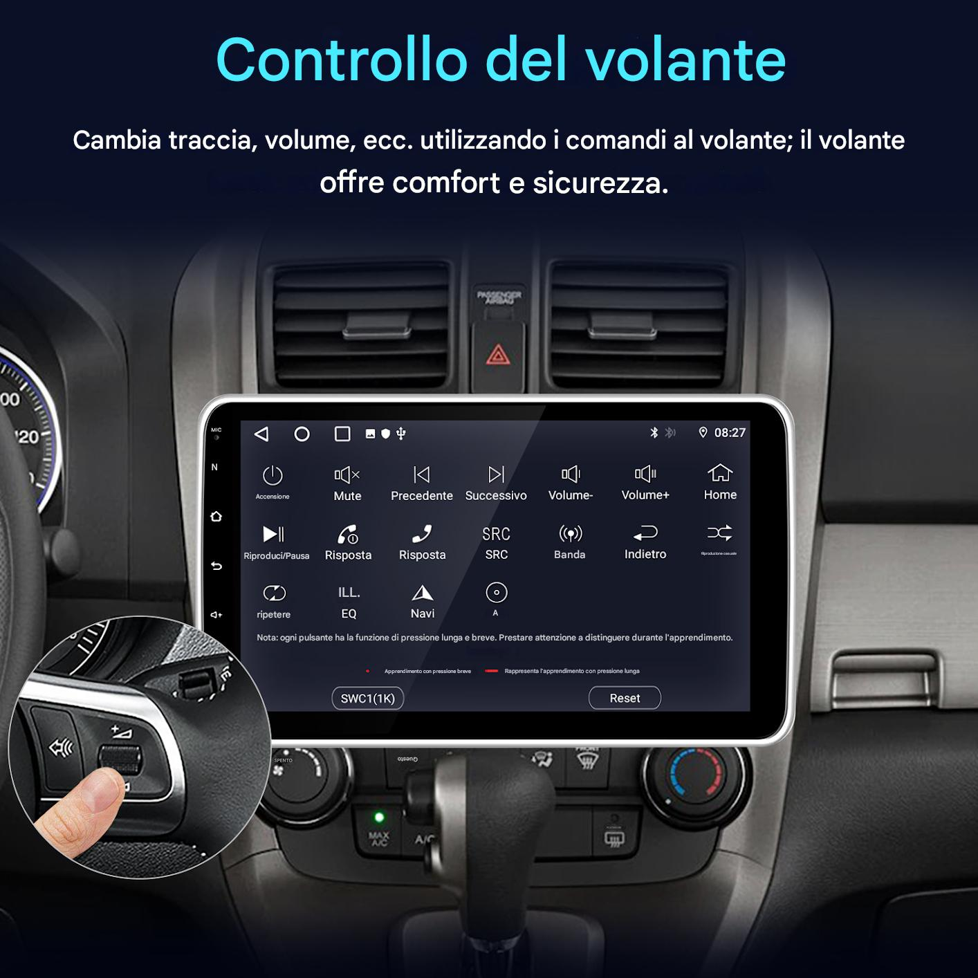 Un dito preme un pulsante sul volante sopra il touchscreen di un'auto.