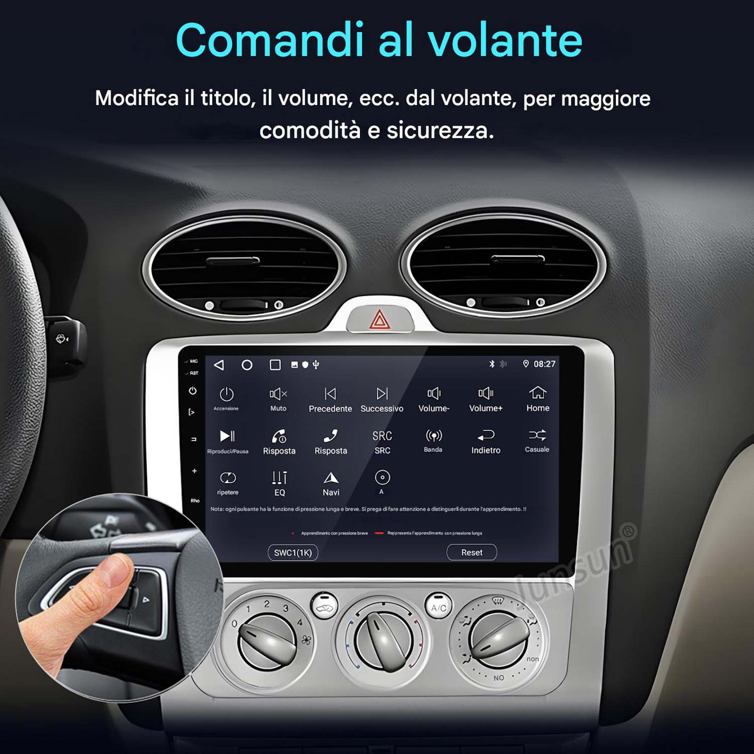 Un dito preme un pulsante sul volante di un'auto sopra lo schermo dell'infotainment.