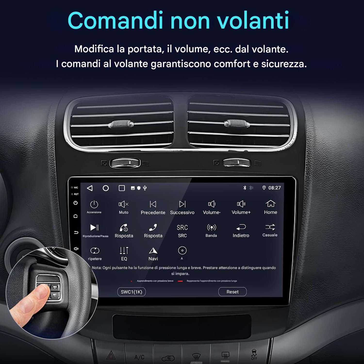 Un dito preme un pulsante sul volante, un touchscreen mostra i controlli audio dell'auto.