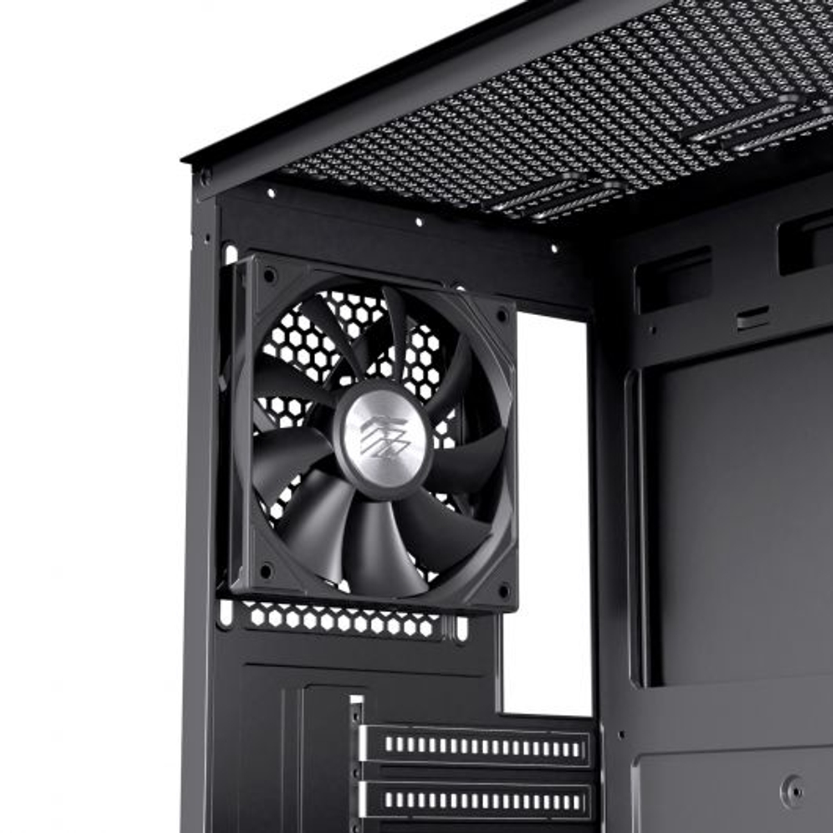 Un ventilador negro de caja de PC con logo plateado está montado dentro de una caja de ordenador negra.