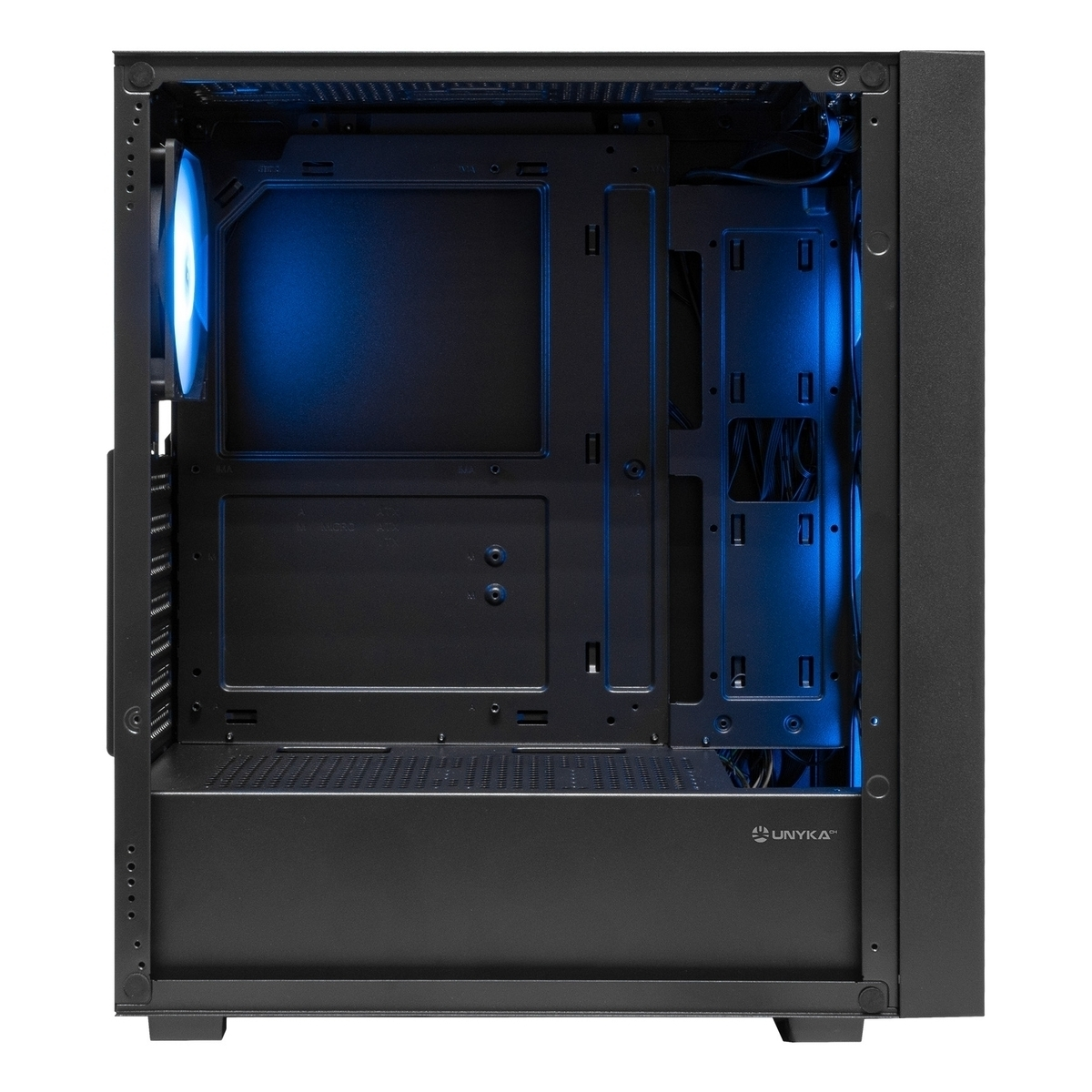Una caja de ordenador negra con luz de ventilador azul y gestión de cables.