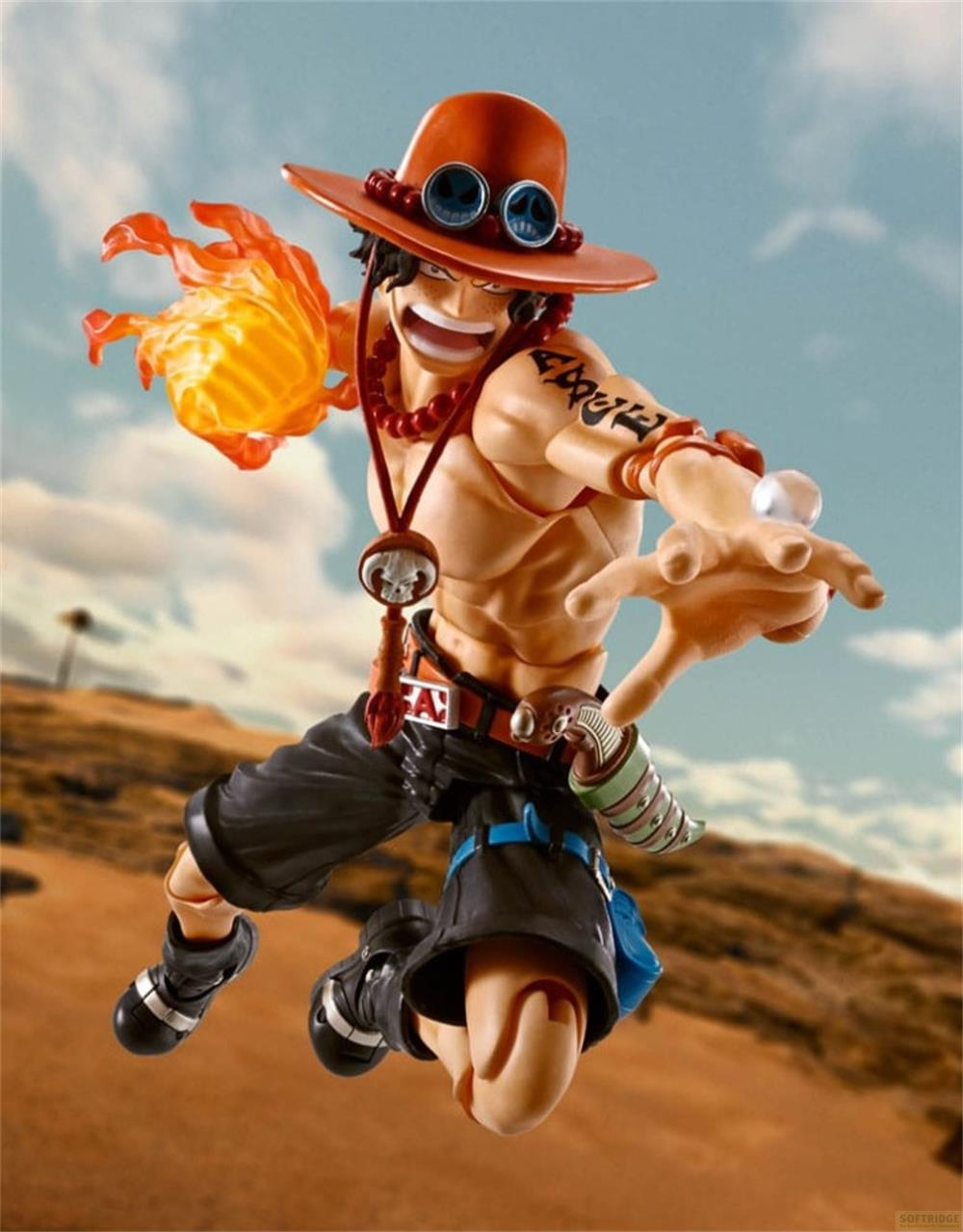 Una figura con cappello arancione e fiamme in mano, che salta su uno sfondo sabbioso.
