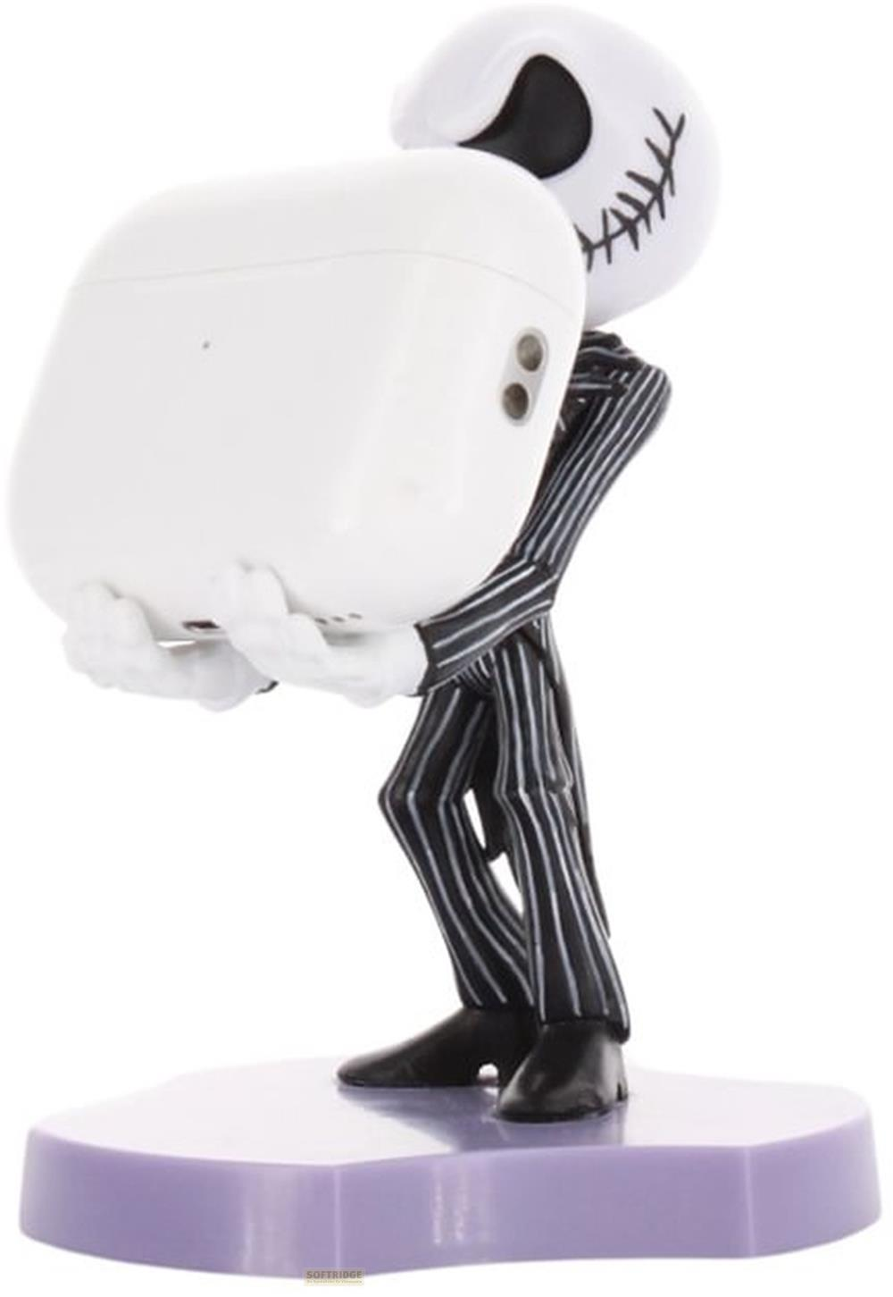 Jack Skellington sostiene un estuche blanco para AirPods. Está sobre una base morada.