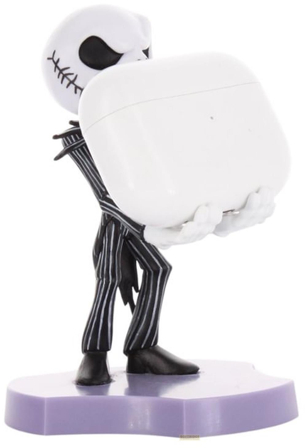 Figura de Jack Skellington sosteniendo estuche blanco para audífonos.