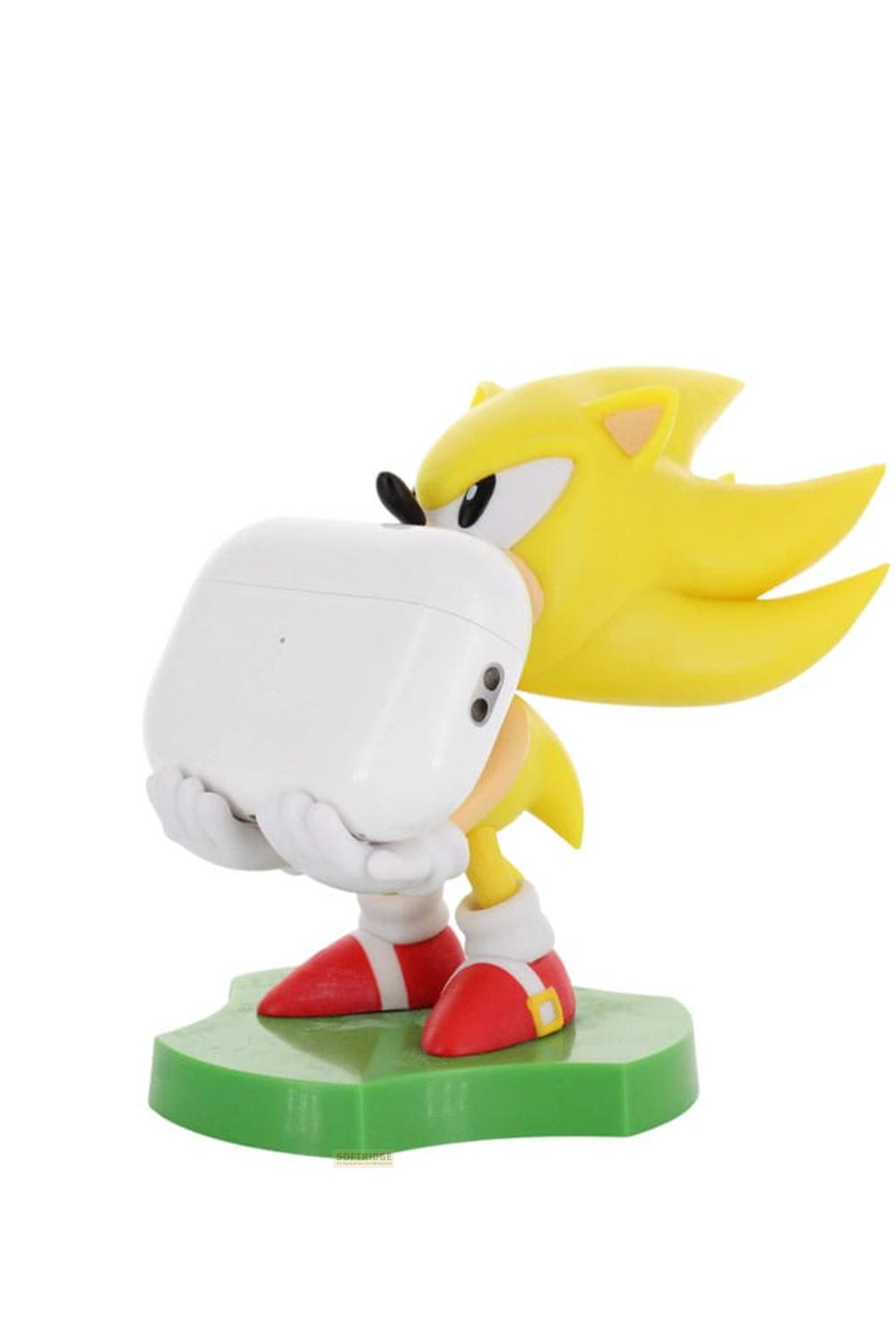 Super Sonic tiene una custodia bianca per cuffie davanti alla bocca, su una base verde.