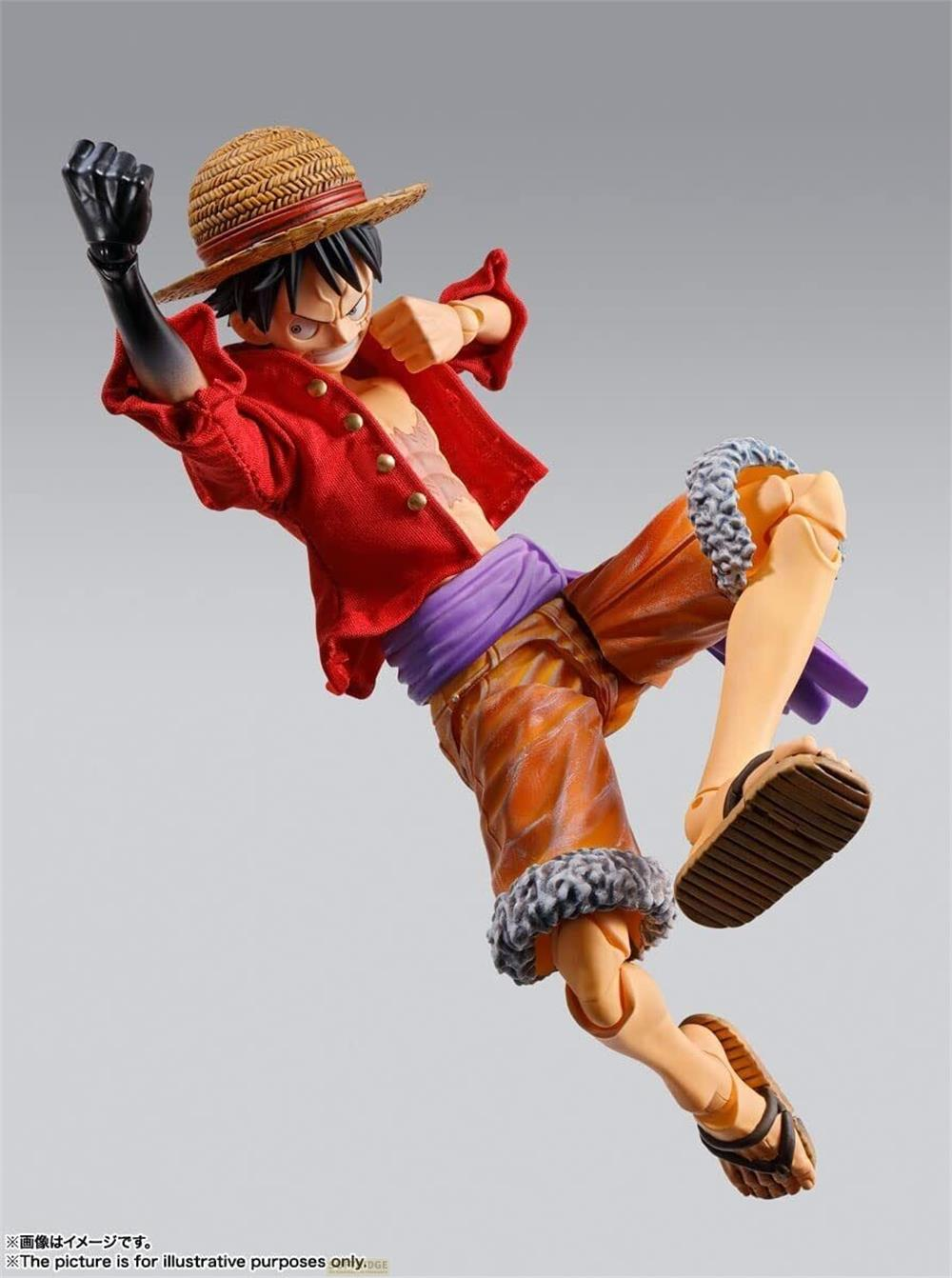 Action figure di Monkey D. Luffy in rosso, con cappello di paglia e sandali.