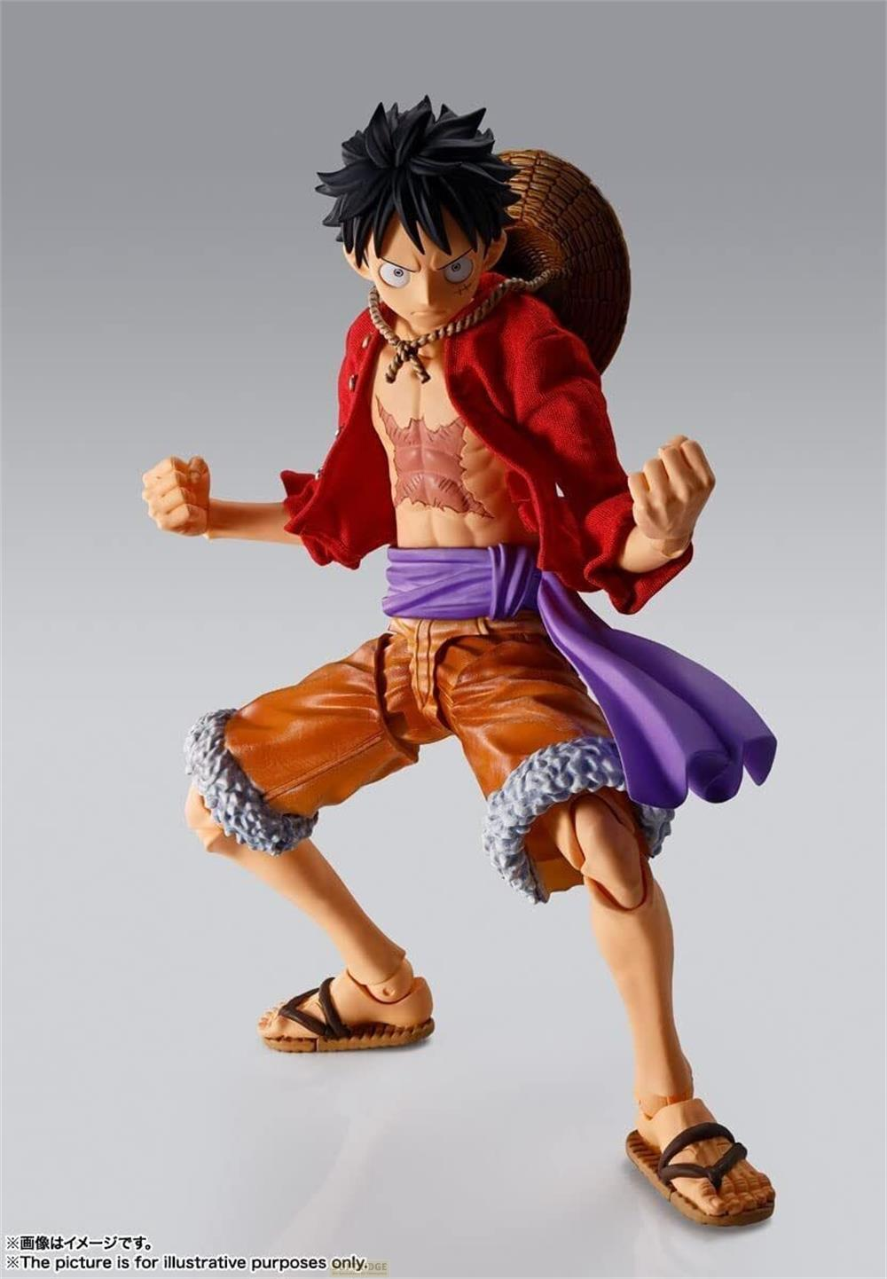 Una action figure di Monkey D. Luffy indossa una camicia rossa, pantaloncini arancioni e un cappello di paglia.
