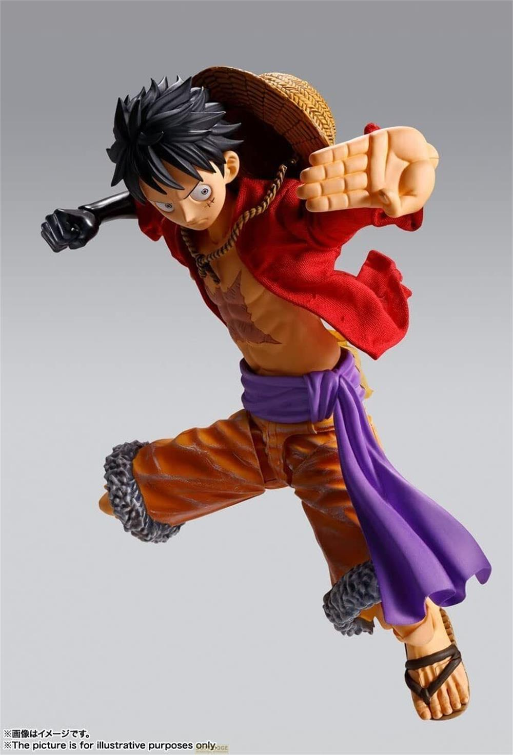 Action figure di Monkey D. Luffy con giacca rossa, pantaloni arancioni e cappello di paglia.