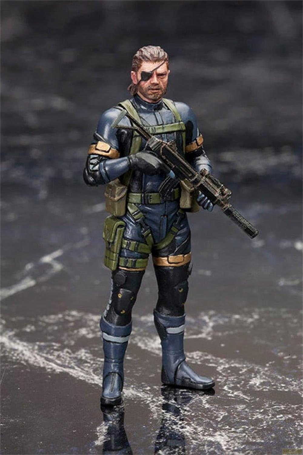 Ein Soldat mit Augenklappe und Gewehr steht auf einer nassen Oberfläche.